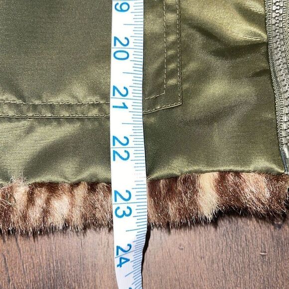Guess Womens Faux Fur Vest Animal Print Reversible Full Zip Tan‎ Green Medium - Picture 11 of 11